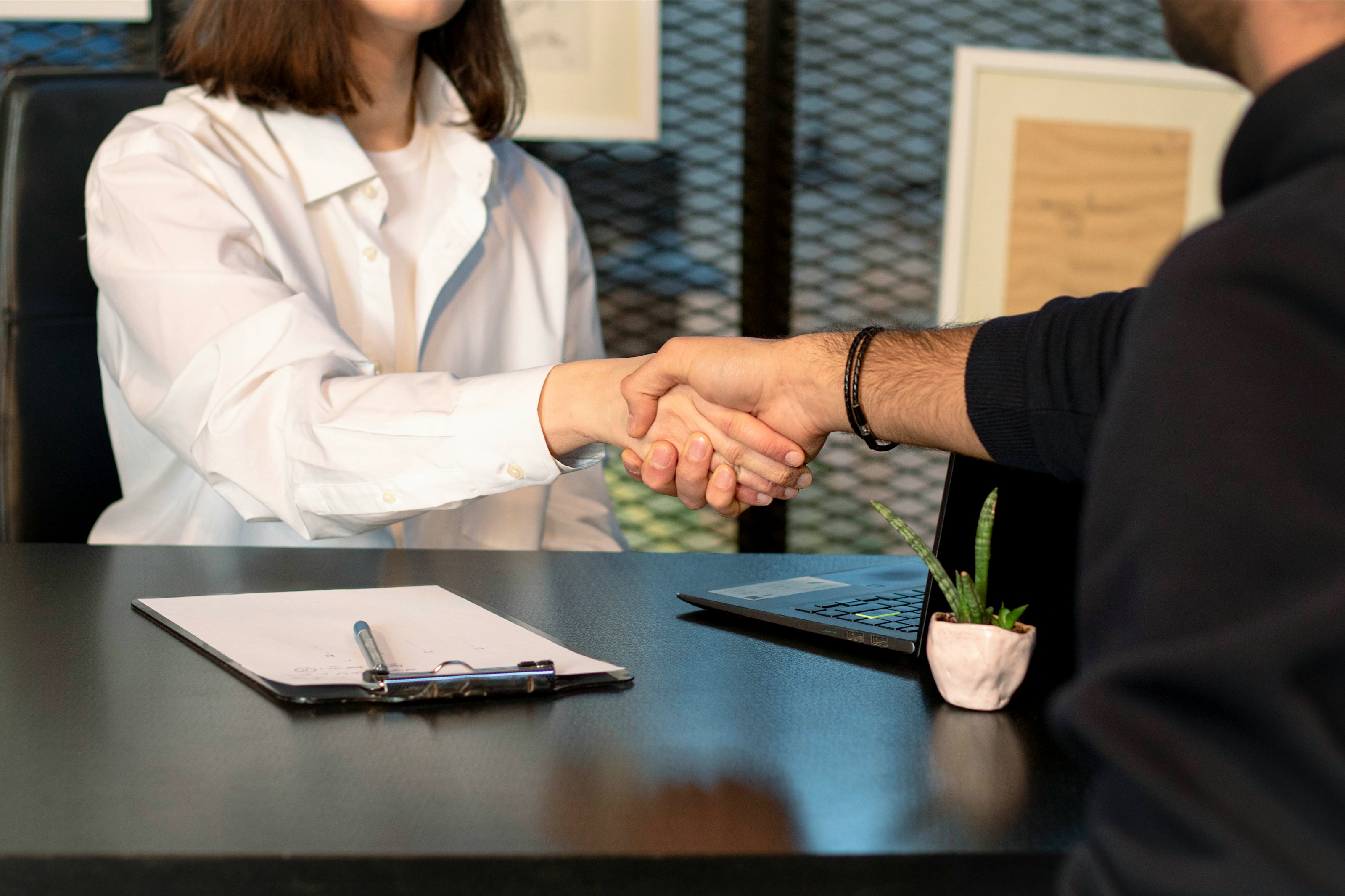 Due professionisti si stringono la mano durante un incontro